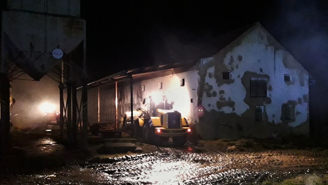 Rozsáhlý požár bývalého kravína na Domažlicku vyšetřuje policie